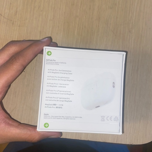 AirPods - Picture 4 of 6